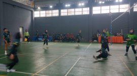 SERU: Pertandingan bola voli putri berlangsung seru. (ist/sadamanews.com)