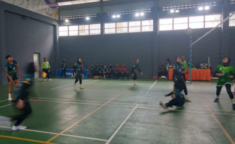 SERU: Pertandingan bola voli putri berlangsung seru. (ist/sadamanews.com)