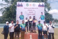 FOTO BERSAMA: Para atlet foto bersama dengan pengurus KONI Medan. (ist/sadamanews.com)