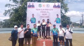 FOTO BERSAMA: Para atlet foto bersama dengan pengurus KONI Medan. (ist/sadamanews.com)